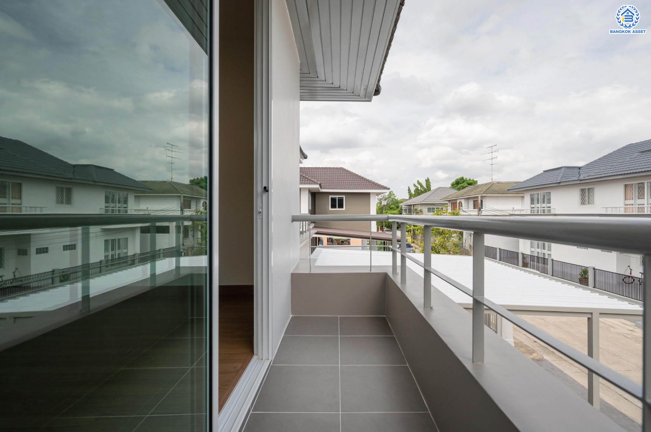 บ้านมือสองตกแต่งใหม่ โครงการ บ้านพิมาน ปิ่นเกล้า-กาญจนาภิเษก เนื้อที่ 103 ตร.ว. ฟังก์ชัน 4 ห้องนอน 3 ห้องน้ำ 1 ห้องอเนกประสงค์ จอดรถได้ 2 คัน บนทำเลเดินทางสะดวก ติดถนนกาญจนาภิเษก เชื่อมต่อหลายเส้นทาง ใกล้ทางด่วน "กาญจนาภิเษก" รถไฟฟ้า "สถานีหลักสอง" และเดอะมอลล์บางแค